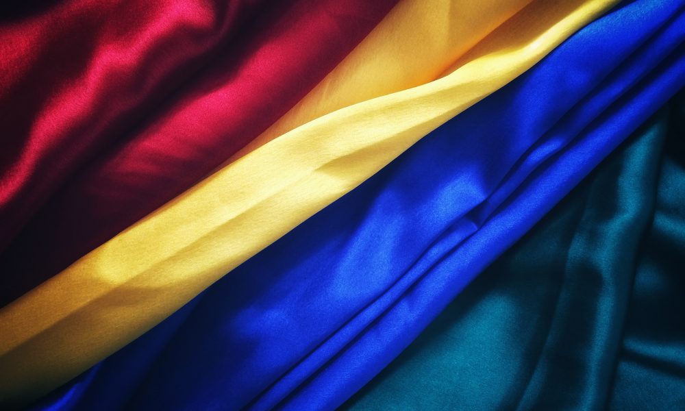 How to select the Right Fabrics for Your Window Curtain?